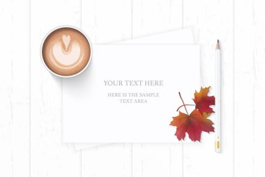 Düz yatıyordu üstten görünüm zarif beyaz kompozisyon kağıt sonbahar akçaağaç yaprağı kalem ve ahşap zemin üzerine kahve.