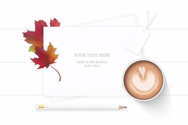 Düz yatıyordu üstten görünüm zarif beyaz kompozisyon kağıt kalem sonbahar akçaağaç yaprağı etiket ve ahşap zemin üzerine kahve.