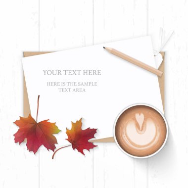 Düz yatıyordu üstten görünüm zarif beyaz kompozisyon kağıt kraft zarf kalem tag sonbahar akçaağaç yaprağı ve kahve ahşap arka plan üzerinde.