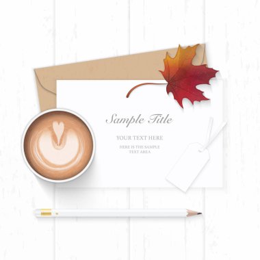 Düz yatıyordu üstten görünüm zarif beyaz kompozisyon mektup kraft kağıt zarf sonbahar akçaağaç yaprağı kalem ve ahşap zemin üzerine kahve.