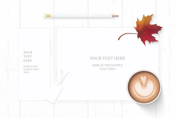 平躺顶视图优雅的白色组成纸铅笔咖啡标签和秋天枫叶在木制背景 — 图库矢量图片