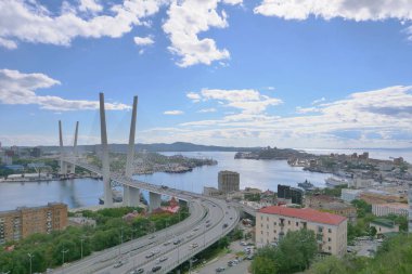 Vladivostok Rusya şehir görüntüde landmark bakan Vladivostok altın köprü deniz manzarası.