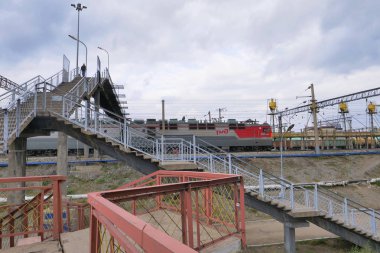 Trans Sibirya Demiryolu parça platformu görünümü ve bulutlu gökyüzü, Rusya Federasyonu.