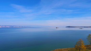 Güzel göl baykal Olkhon Adası görünümünde güneşli bir gün, Irkutsk Rusya Federasyonu.