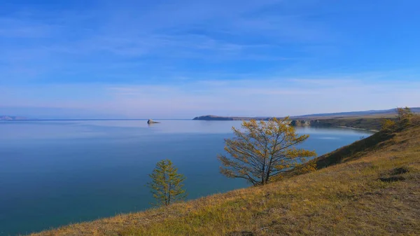 晴れた日 イルクーツク ロシアのバイカル湖モンゴルへの湖の島の美しい景色 — ストック写真