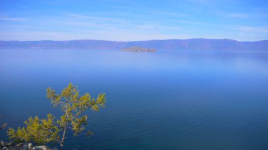 Güzel göl baykal Olkhon Adası görünümünde güneşli bir gün, Irkutsk Rusya Federasyonu.