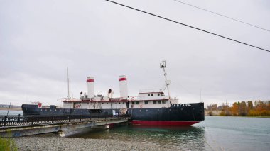 Retro vintage Angara buzkıran gemi Irkutsk Rusya'da.