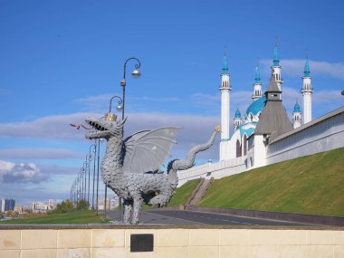 Ejderha heykeli önünde tarihi ve mimari karmaşık Kazan Kremlin'in Kazan Rusya mavi gökyüzü ile.