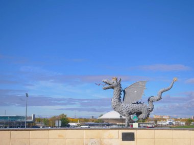 Ejderha heykeli önünde tarihi ve mimari karmaşık Kazan Kremlin'in Kazan Rusya mavi gökyüzü ile.