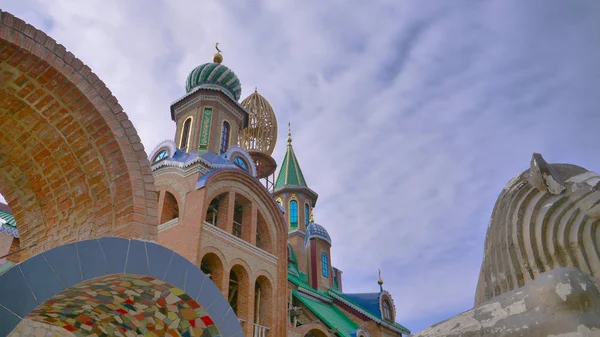 Templo Todas Las Religiones Cielo Azul Día Soleado Kazán Rusia — Foto de Stock
