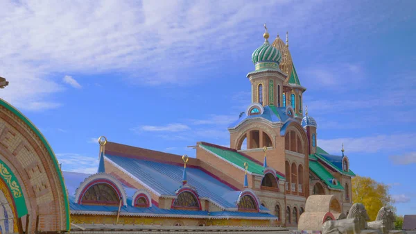 Templo Todas Las Religiones Cielo Azul Día Soleado Kazán Rusia — Foto de Stock