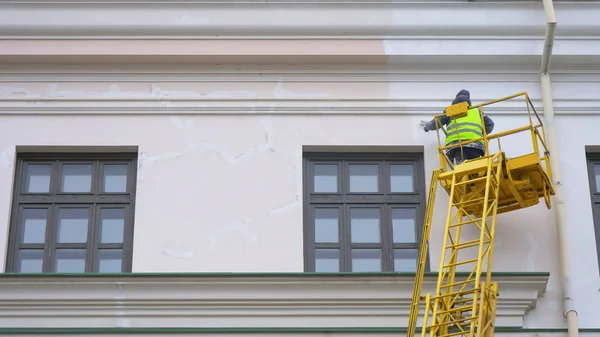 Malarze Stojąc Drabinie Antena Malować Ściany Budowie — Zdjęcie stockowe