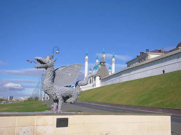 Ejderha heykeli önünde tarihi ve mimari karmaşık Kazan Kremlin'in Kazan Rusya mavi gökyüzü ile.