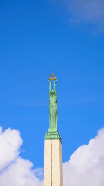 Heykel Özgürlük Anıtı Letonya Riga eski şehirdeki ünlü manzaralı.