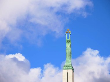 Heykel Özgürlük Anıtı Letonya Riga eski şehirdeki ünlü manzaralı.