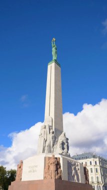 Heykel Özgürlük Anıtı Letonya Riga eski şehirdeki ünlü manzaralı.