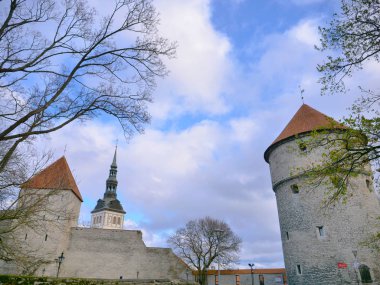 Retro vintage mimarisi altı katlı topçu Kulesi tarihi merkezi eski Town Tallinn, Estonya.