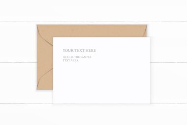 Düz yatıyordu üstten görünüm zarif beyaz kompozisyon harf kraft kağıt e