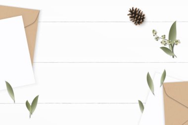 Düz yatıyordu üstten görünüm zarif beyaz kompozisyon harf kraft kağıt e