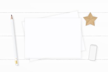 Düz yatıyordu üstten görünüm zarif beyaz kompozisyon kağıt kalem silgi 