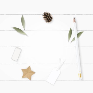 Düz yatıyordu üstten görünüm zarif beyaz kompozisyon kağıt yaprak çam kozalağı