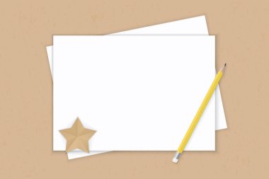 Düz yatıyordu üstten görünüm zarif beyaz kompozisyon kağıt sarı kalem 