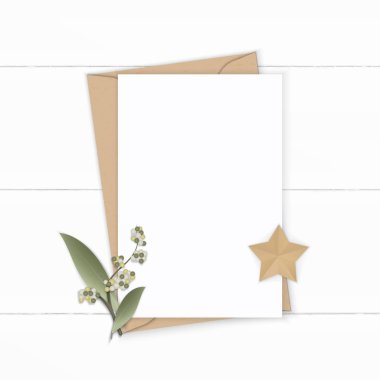 Düz yatıyordu üstten görünüm zarif beyaz kompozisyon harf kraft kağıt e