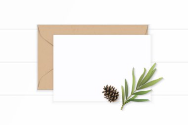 Düz yatıyordu üstten görünüm zarif beyaz kompozisyon harf kraft kağıt e