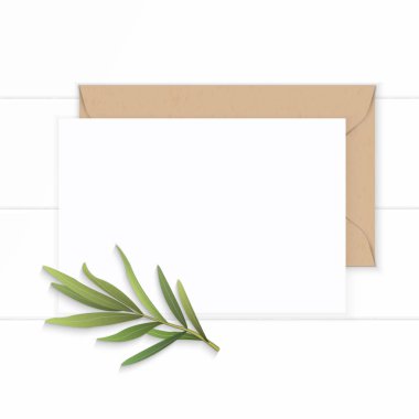 Düz yatıyordu üstten görünüm zarif beyaz kompozisyon kağıt kraft zarf