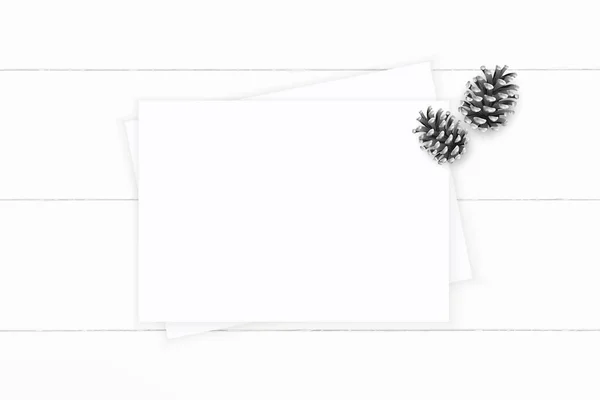 Flach legen Draufsicht elegante weiße Weihnachten Komposition Papier Kiefer — Stockfoto