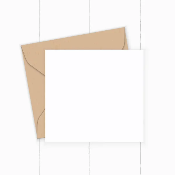 Plano laico vista superior elegante blanco composición carta kraft papel e — Foto de Stock