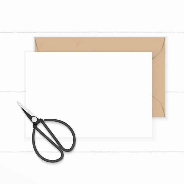 Lapos laikus felülnézet elegáns fehér kompozíció papír kraft boríték — Stock Fotó