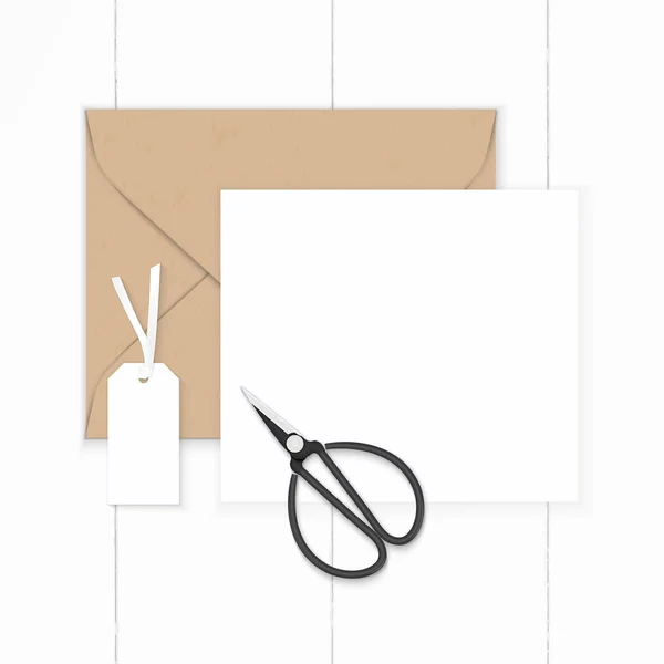 Flat lay vista superior elegante composição branca papel marrom kraft en — Fotografia de Stock