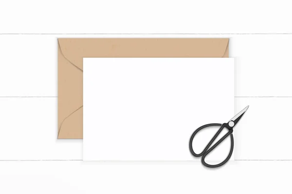 Flat lay vista superior elegante composição branca carta papel kraft e — Fotografia de Stock