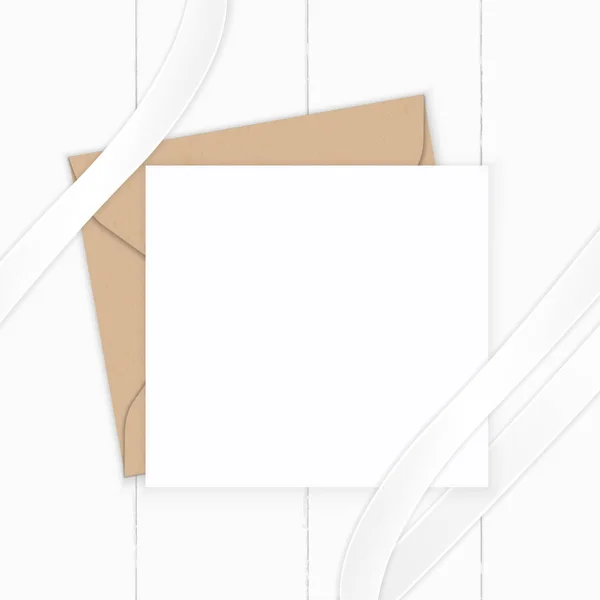 Flat lay vista dall'alto elegante composizione bianca lettera carta kraft e — Foto Stock