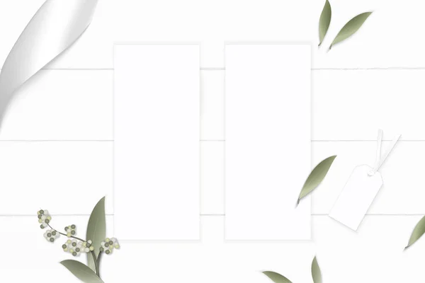 Плоский вид сверху элегантная белая композиция бумажный цветочный лист та — стоковое фото