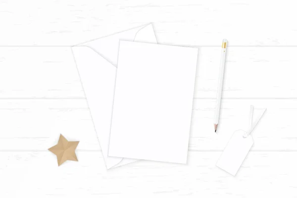 Плоский вигляд зверху елегантна біла композиція листів паперу конверт — стокове фото