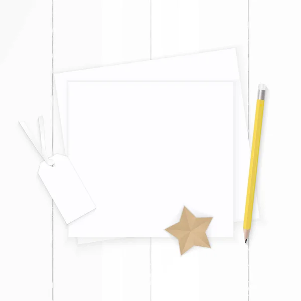 Επίπεδη βάζει το top view κομψή σύνθεση λευκό χαρτί ετικέτα κίτρινο στυλό — Φωτογραφία Αρχείου