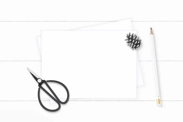 Flache Lay Draufsicht elegante weiße Komposition Papier Tannenzapfen Bleistift — Stockfoto