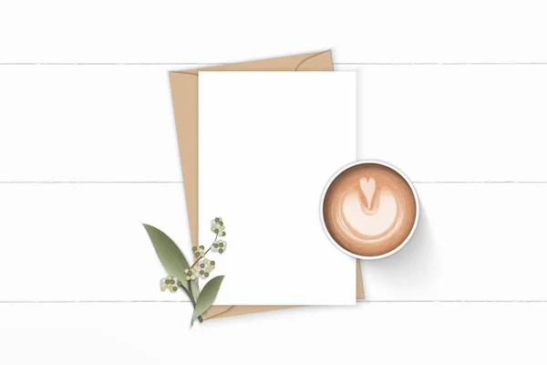 Lägenheten låg ovanifrån elegant vit komposition brev kraft papper e — Stockfoto