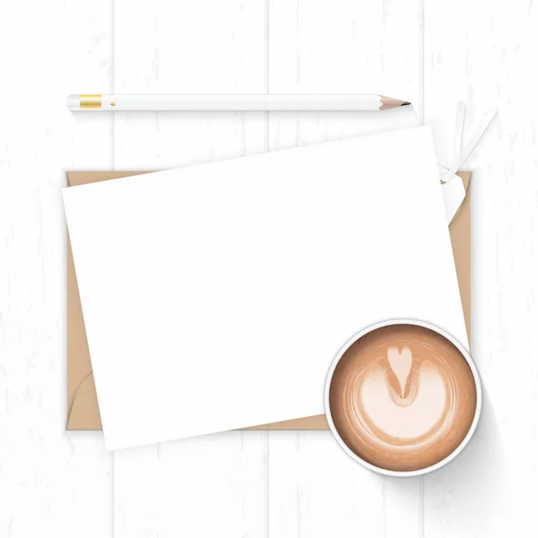 Plat lag bovenaanzicht elegante witte samenstelling envelop kraft papier — Stockfoto