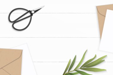 Düz yatıyordu üstten görünüm zarif beyaz kompozisyon harf kraft kağıt e