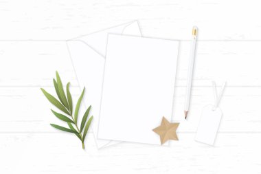 Düz yatıyordu üstten görünüm zarif beyaz kompozisyon letter kağıt zarf