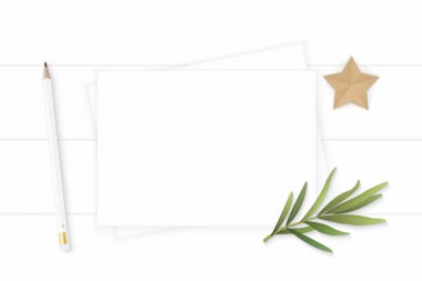 Düz yatıyordu üstten görünüm zarif beyaz kompozisyon kağıt kalem silgi 