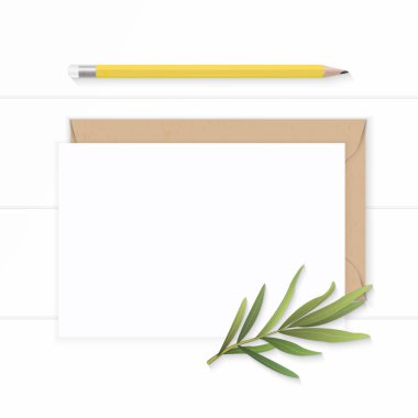 Düz yatıyordu üstten görünüm zarif beyaz kompozisyon kağıt kraft zarf