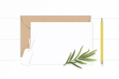 Düz yatıyordu üstten görünüm zarif beyaz kompozisyon harf kraft kağıt e