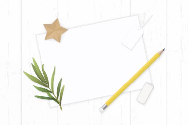 Düz yatıyordu üstten görünüm zarif beyaz kompozisyon kağıt etiket sarı kalem