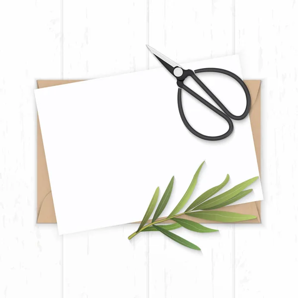 フラット レイアウト平面図エレガントな白い合成紙のクラフト封筒 — ストック写真