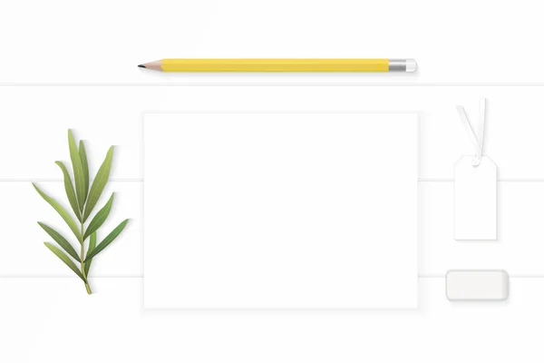 Lapos laikus felülnézet elegáns fehér kompozíció sárga papír ceruza — Stock Fotó