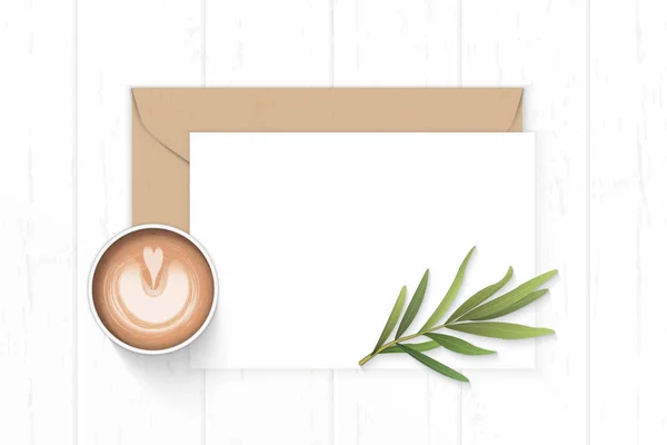 Flat lay vista dall'alto elegante composizione bianca lettera carta kraft e — Foto Stock